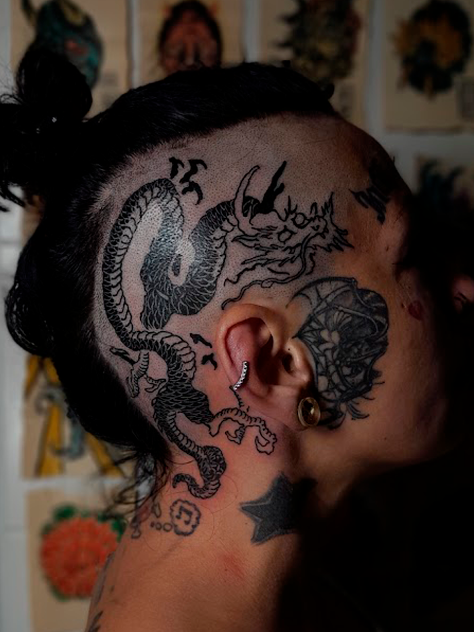 Tatuaje tradicional japonés de dragón en cuello, Golden Boy Tattoo