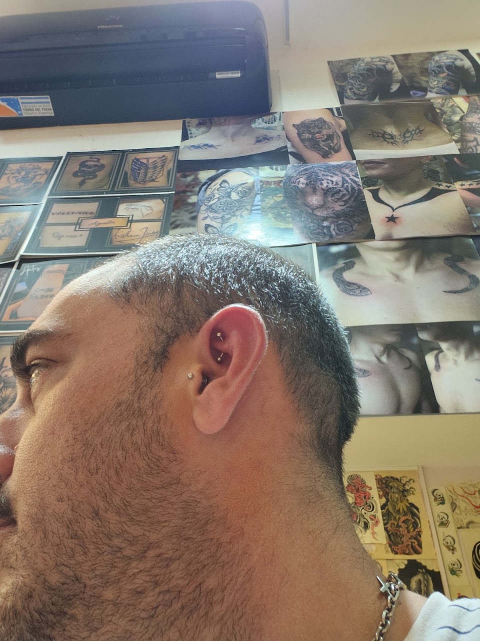 Portfolio de trabajos y piercing en la oreja, Golden Boy Tattoo