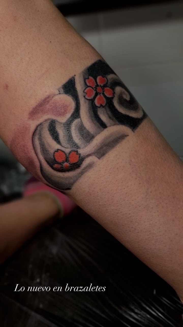 Tatuaje de brazalete en antebrazo, Golden Boy Tattoo
